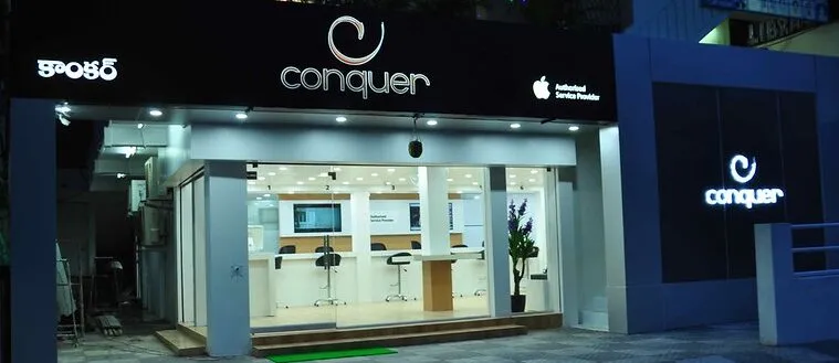 “Walk-in IT support center offering laptop repair, computer repair, Apple service, and data recovery solutions.”